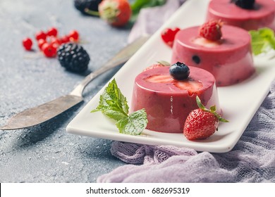 [تصویر:  summer_dessert_berries_yogurt_jelly_260nw_682695319.jpg]