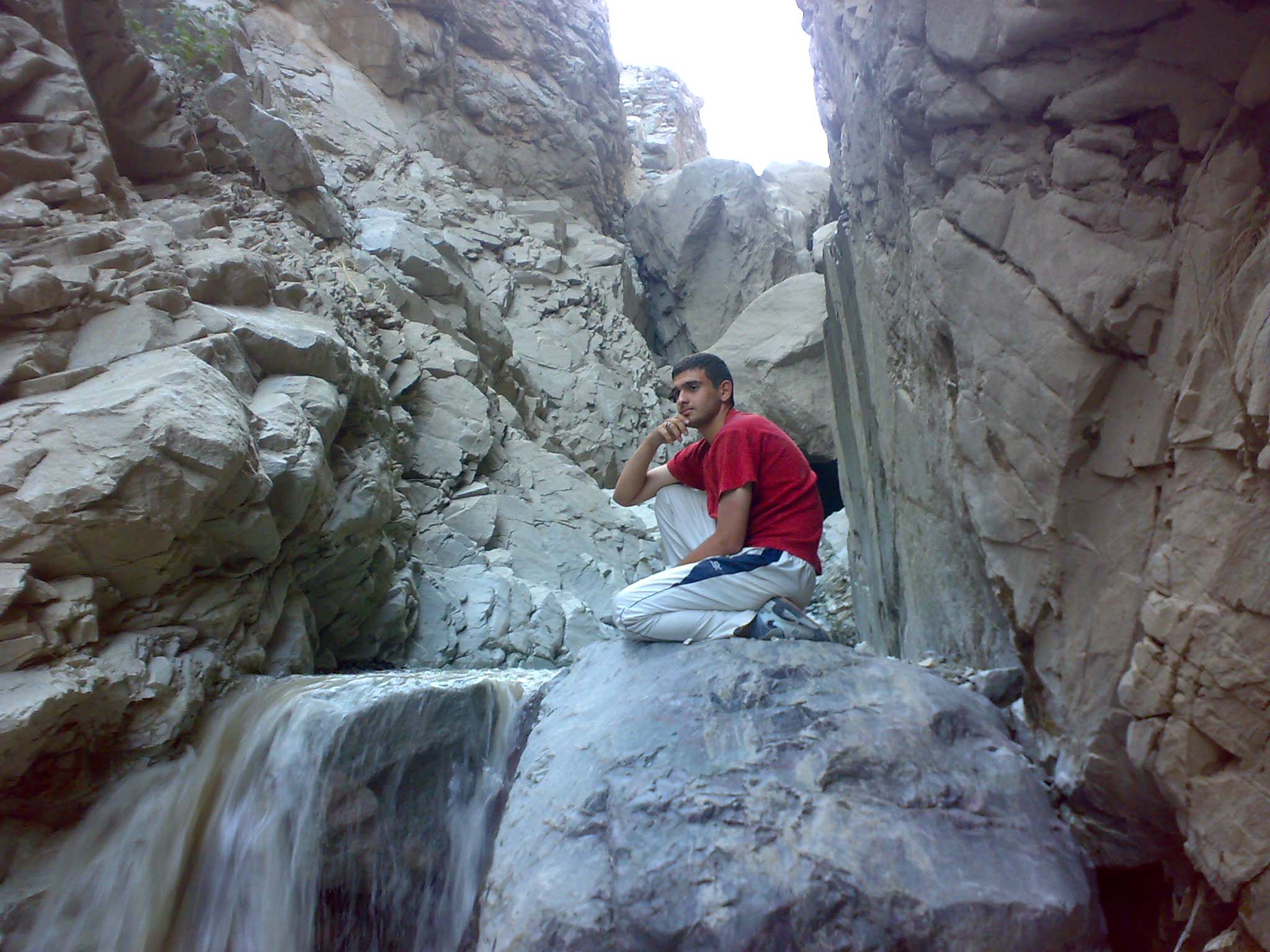 عکسی از شهید دولت آبادی در کوههای اطراف سبزوار(شملق)- شهدای ناجا
