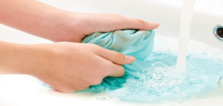 بهترین روش شستن لباس با دست در سینک ظرفشویی