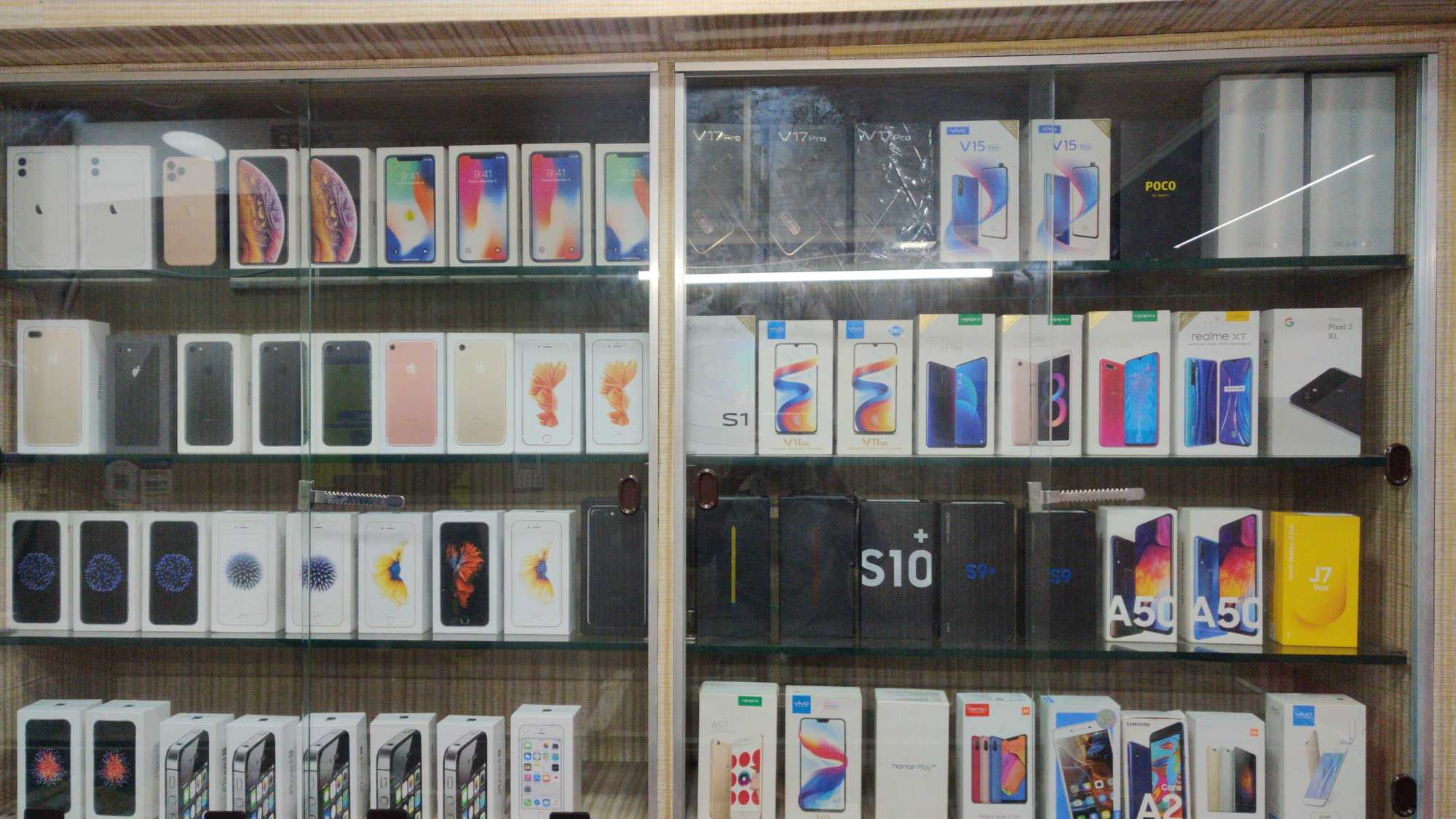 عکس ویترین موبایل فروشی