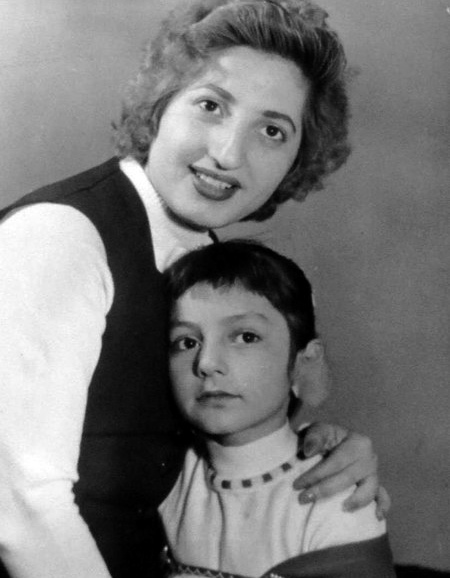 گوگوش در چهارسالگی در کنار مادرش، نسرین